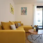 Luxe Central Apartment With Private Parking****