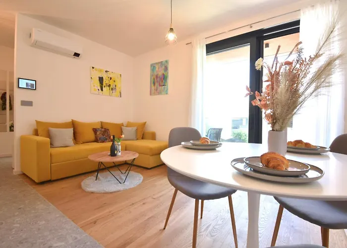 Luxe Central Apartment With Private Parking****
