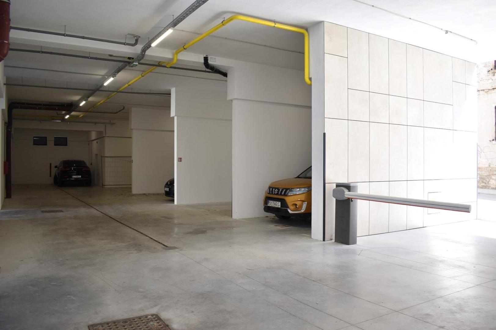 Luxe Central With Private Parking**** * Pula