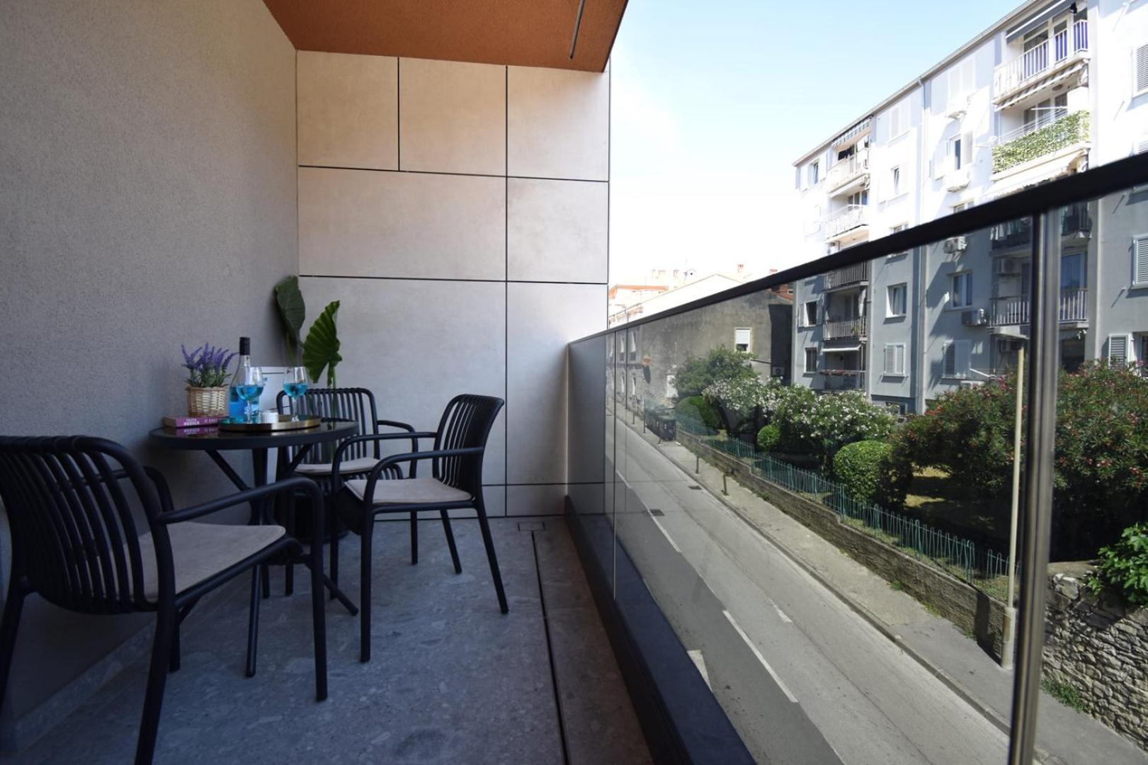 Luxe Central With Private Parking**** * Pula